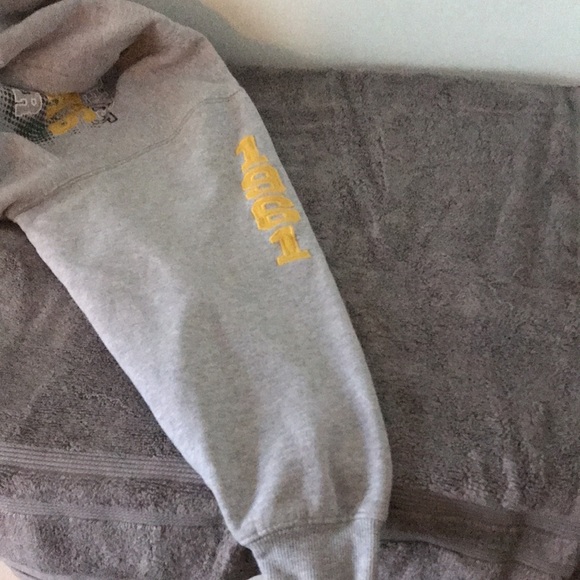 Cabelas hooded sweatshirt says “Worlds Formost Cabela’s Outfitter size XL - Picture 8 of 11